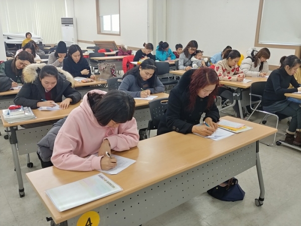 사진제공; 구리시청▲ 지난해 진행되었던 결혼 이민자 한국어 교실 레벨 테스트 장면