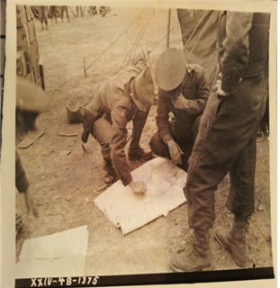 한국경비대 미군자문관 Leach대위가 진압계획을 점검하고 있음       (1948. 5.15. Mootz 촬영, NARA)