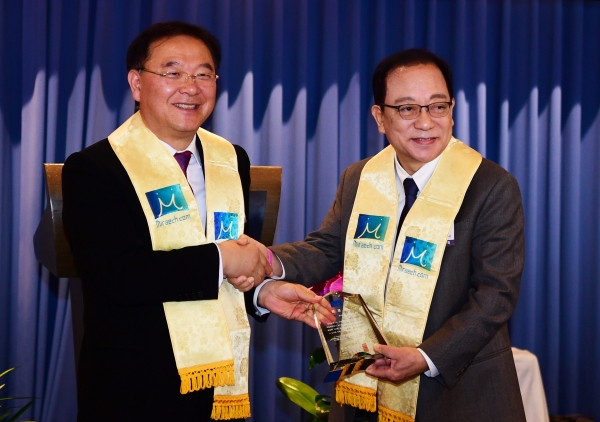 왼쪽이 새 대표 고명진 목사, 오른쪽이 이임하는 김봉준 목사.