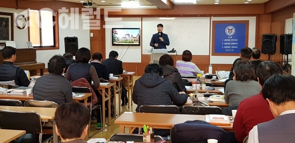 한국성경신학교 학술원에서 신학박사에 준한 과정을 공부하는 신학생들.