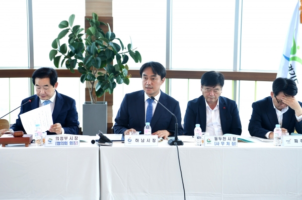 김상호 하남시장(왼쪽에서 두번째)은 폐기물처리시설 설치부담금 관련 위헌 법률 심판 제청 신청에 앞장서고 있다.