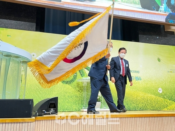 깃발을 전달하는 김철중 목사와 소강석 총회장