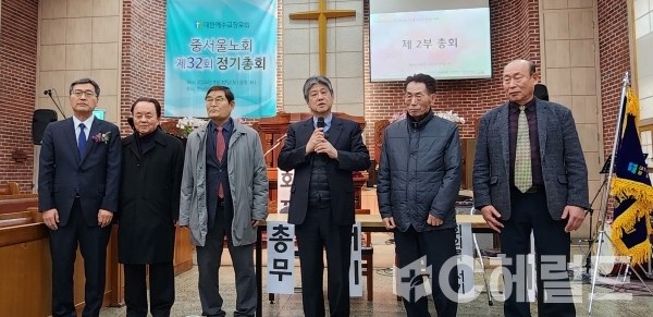 한남중앙교회 장로들이 노회 장로회원들에게 인사했다.